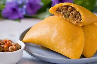 Empanada de Carne Mechada y queso amarillo