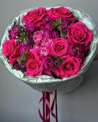 Buchet magenta cu trandafiri 