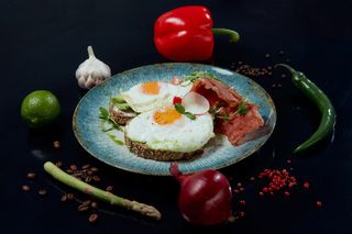 Toast cu avocado, ouă ochi și bacon crocant