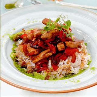 Porc Tariyaky servit cu legume si orez cu susan