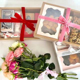 სასაჩუქრე ყუთით ჩირეული, თხილეული, შოკოლადი.(თაიგული)