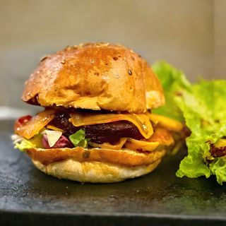 Cheesy burger, cartofi wedges