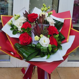 Buchet cu 5 trandafiri rosii,lisianthus