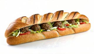 Panino con polpette di carne e insalata