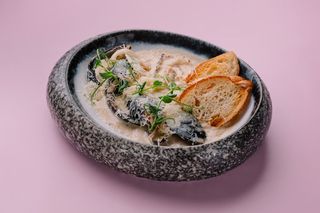 Мидии в соусе дорблю с хрустящим багетом (300г)