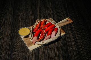 Мисливські ковбаски на грилі