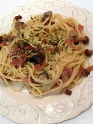 Špageti s gljivama i pršutom