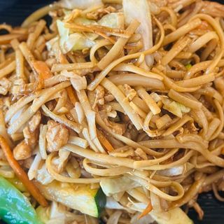 Tallarines fritos con 3 delicias