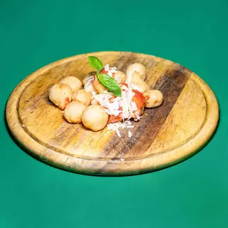 Chiacchiere fritte con pomodori datterini e crudo