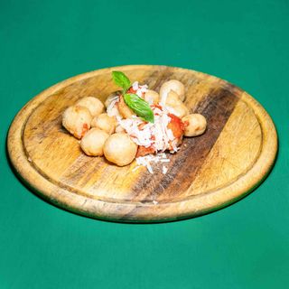 Chiacchiere fritte con pomodori datterini e crudo