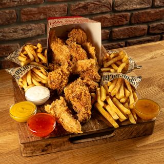 Kubełek 10 Hot Wings i 10 Strips dla 4 Osób