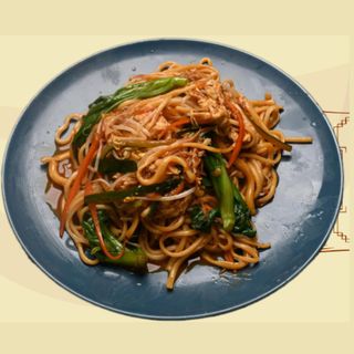Ramen saltato con verdure e uova