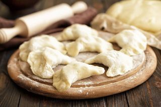 Mix pierogów wytrawnych w sosie 8 szt