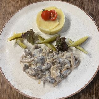 Бефстроганов з печерицями, солоним огірком, та вершковим соусом 350г