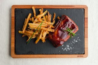 Свински ребра с бербекю сос и пресни пържени картофи (400г)