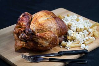 Pui la rotisor cu cartofi prăjiți și sos