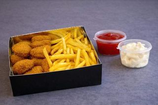 23. Chicken nuggets 15 komada
