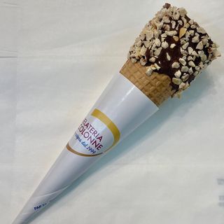 Cono croccante al cioccolato e nocciole