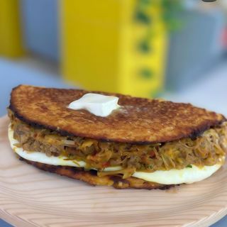 Cachapa Con Carne Mechada