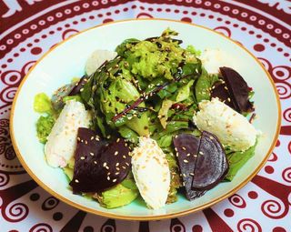 ჭარხლის სალათი კახური ზეთით და გუდის ყველით