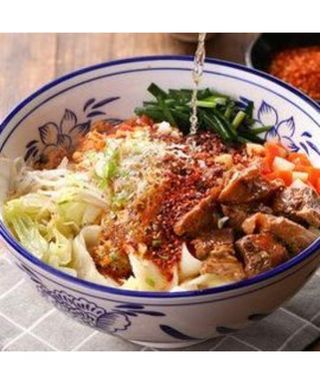 Tallarines Xi'an De Aceite Salpicado Picante Con Ternera o Cerdo