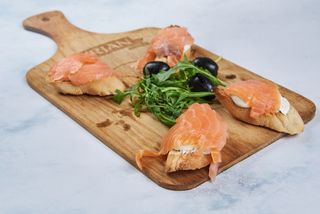 Brusketi sa dimljenim lososom 