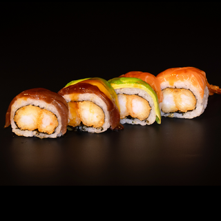 132. Arcoíris roll langostino(,atún,salmón,aguacate y queso)(8uds)