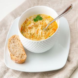 sopa de pollo con fideo