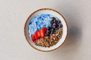 Bowl Azul De Yogur Con Granola Paleo
