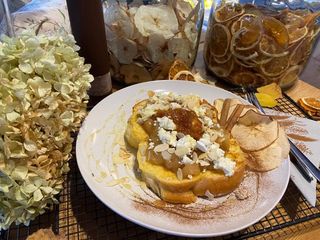 Śniadanie Szarlotka