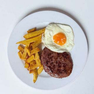 Hamburguesa a la Plancha con Huevo y Patatas fritas
