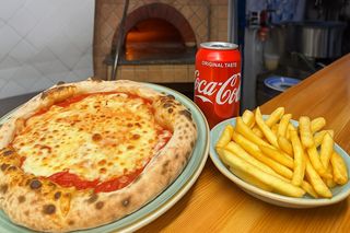 Pizza gratin + patatine fritte + bevanda