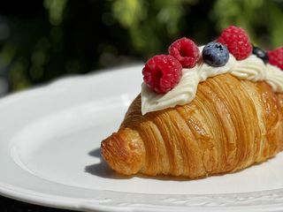 Із заварним кремом та сезонними ягодами