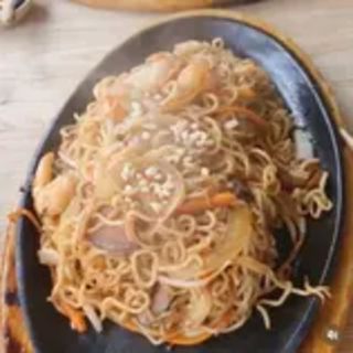 Fideos con Gambas y Almendras