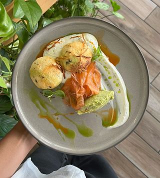 Branzoaice cu somon slab sarat, guacamole si iaurt