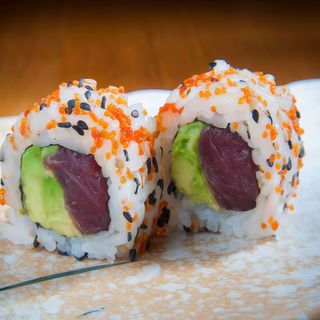 Uramaki De Atún, Aguacate, Philadelphia, Mango (8 Pzs.)
