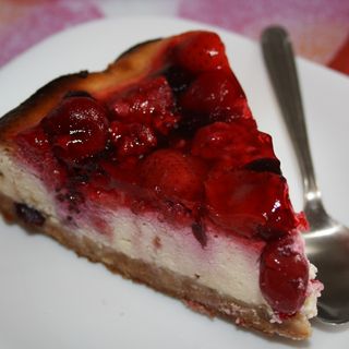 Cheesecake cu sos de fructe de pădure