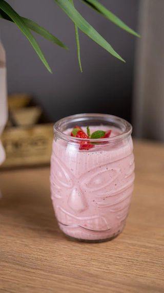 Клубничный молочный коктейль