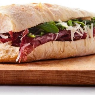 Panino con bresaola e scaglie di parmigiano