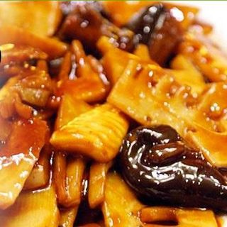 Setas chinas y bambú salteados al estilo cantonés