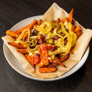 Patatine fritte caricate z jalapeno i kolendrą