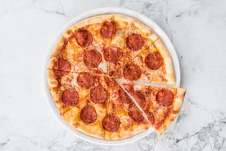 Пица с Чоризо, кашкавал, доматена паста с подправки