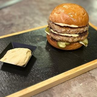 Double mici Însoțit de cartofi și de sos mustar