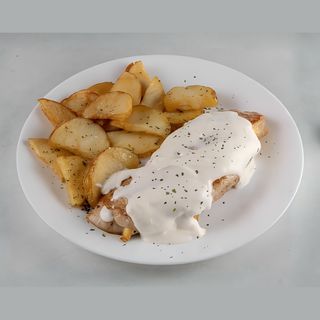 Pileći file punjen pršutom i sirom u kremi od kajmaka