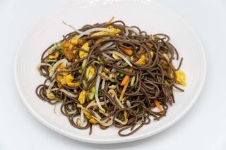 Spaghetti soba con verdure e uova