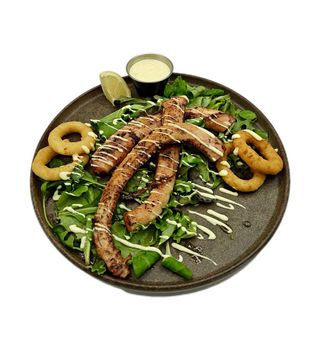 Tentacule de calamar pe pat de salată