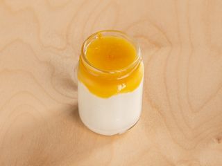 Crema di ricotta con composta di frutta di stagione