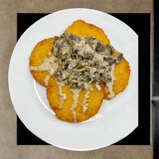 Placki ziemnaczane z sosem pieczarkowym