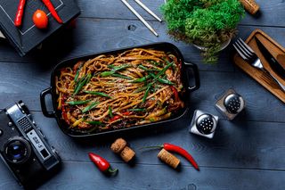 Вок с курицей, овощами и лапшой