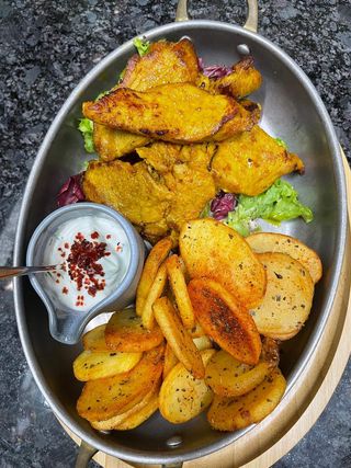 Porc medalion cu cartofi chips